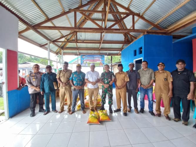 Masyarakat Kabupaten Fakfak Terdampak PMKS Menerima Bantuan