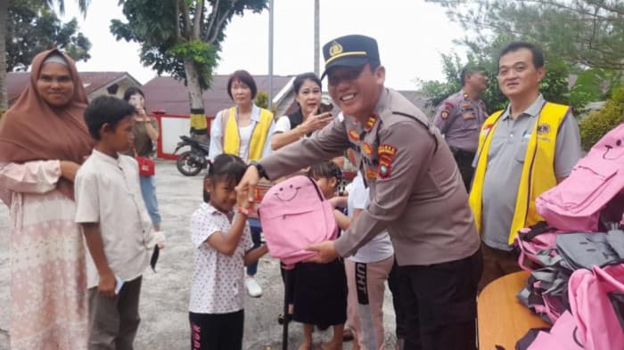 Bentuk Kepedulian Kepolisian dan Yayasan Bagikan Ratusan Peralatan Sekolah