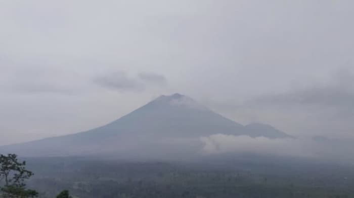 Sabtu Dini Hari, Gunung Semeru Keluarkan Asap Setinggi 1.000 M