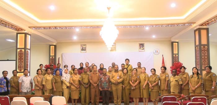 Ketua Komite III DPD RI Filep Wamafma Terima Aspirasi Guru-Guru di Manokwari