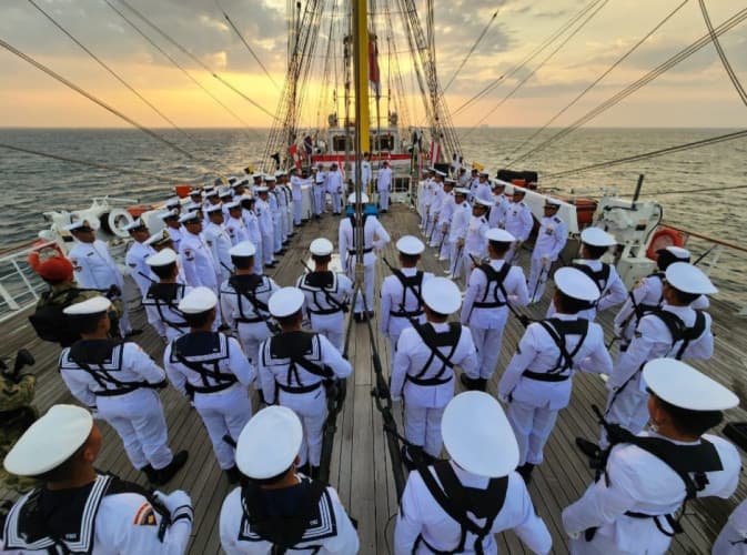 Kerenn!!! Prajurit TNI AL Upacara HUT RI Ke-78 Di Tengah Samudra Atlantik Utara