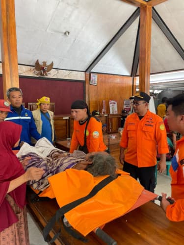 Dievakuasi dalam Keadaan Selamat, Lansia di Kedungurang dilarikan ke RSUD Ajibarang