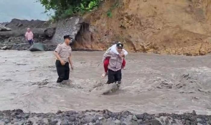 Aksi Heroik Polisi Gendong Siswa SD Seberangi Lahar Dingin Semeru