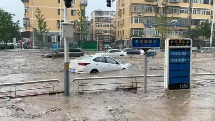 Petugas Evakuasi Korban Banjir Parah Imbas Topan Doksuri Di Beijing
