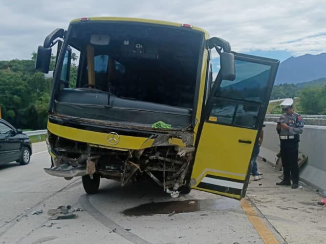 Kecelakaan Bus Pariwisata di Tol Padang-Sicincin, Penumpang Alami Luka-luka