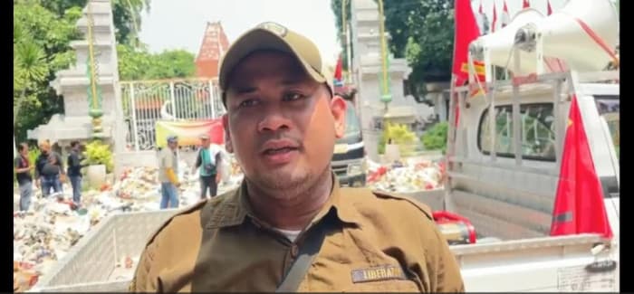 Ratusan Petugas Kebersihan Buang Sampah di Halaman Pendopo Kabupaten Sidoarjo Buntut Protes Tarif Sampah