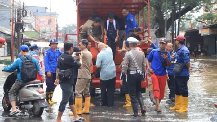 Kali Angke Meluap, Komplek Ciledug Indah I Terendam Banjir