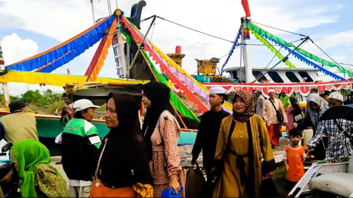 Ngater Kajien, Tradisi Unik Gili Ketapang Antar Jemaah Haji dengan Kapal