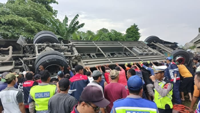 Bus Shantika Terjun dari Tol Pemalang KM 320 ke Jalan Desa, 2 Orang Tewas Ditempat