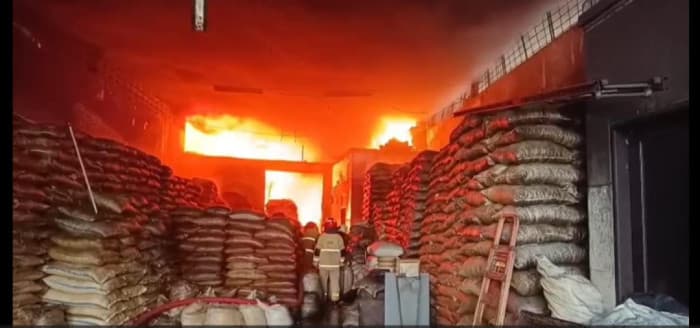 Kebakaran Hebat Landa Gudang Kemiri di Surabaya, Diduga Akibat Korsleting Listrik