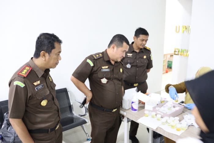 Cegah Penyalahgunaan Narkoba, Kejari Bengkalis Tes Urine Seluruh Pegawai