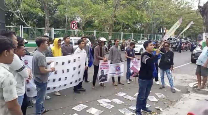 Lempar Batang Rokok Ilegal Saat Unjuk Rasa, Massa Desak Kepala BEA Cukai Mundur 