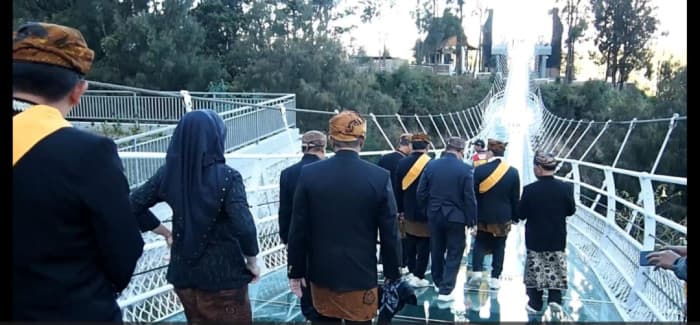 Menikmati Sensasi Jembatan Kaca Gunung Bromo 