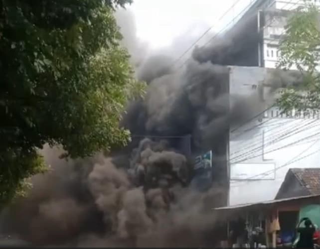 Toko Cat di Krian Sidoarjo Terbakar, 7 Jam Petugas Damkar Padamkan Api