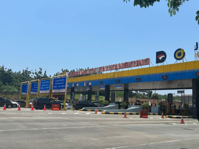 Ribuan Kendaraan Melintas Gerbang Tol Kalikangkung, Lonjakan Signifikan Terjadi di Sore Hari