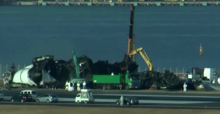 Evakuasi Badan Pesawat Yang Tabrakan Di Jepang