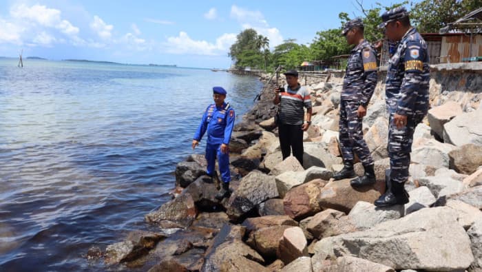 Petugas Gabungan Bersihkan Limbah Minyak Hitam Pesisir Pantai Bintan
