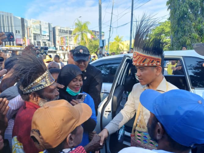 Tiba di Sorong, Wapres Gibran Disambut Warga dan Temui Ketua LMA Imeko