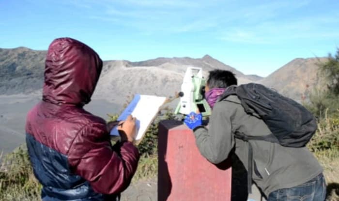 Bromo dan Semeru Beda Dapur Magma