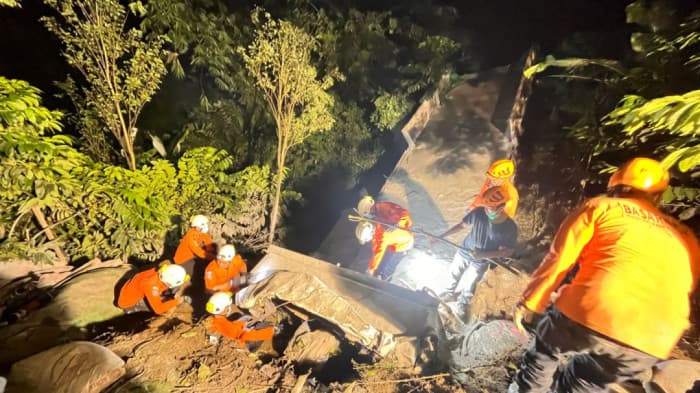 Basarnas Evakuasi Lakalantas Truk Pengangkut Semen Masuk Jurang di Rejang Lebong