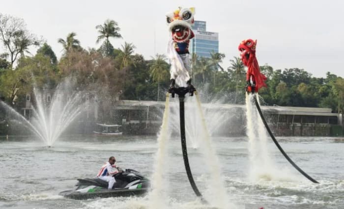 Barongsai Terbang di Atas Danau Senayan Park, Atraksi Langka Meriahkan Imlek