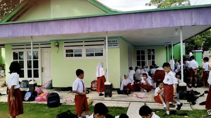 Sekolah Disegel di Kabupaten Probolinggo, Ratusan Anak SD Terlantar