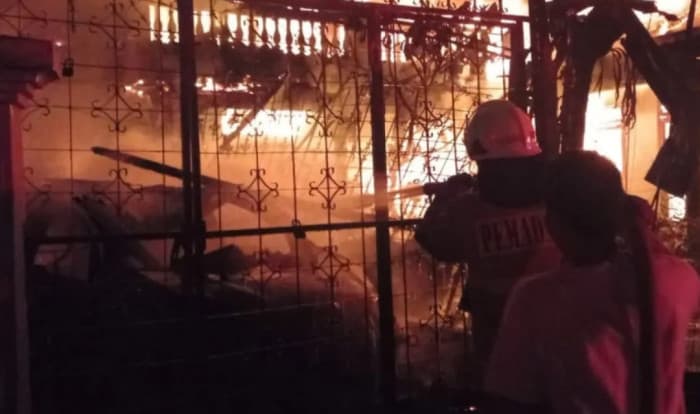 Kebakaran Hebat di Kramat Jati, 15 Mobil Damkar Dikerahkan Saat Warga Masih Terlelap