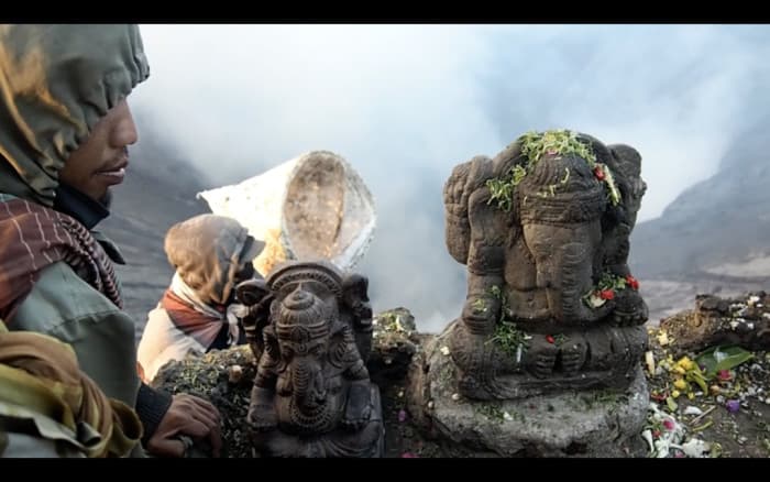 Dua Patung Ganesha Baru Kini Terpasang Dibibir  Kawah Gunung Bromo