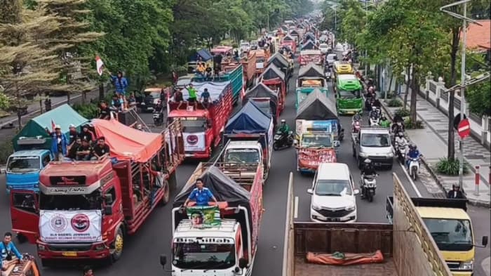 Ratusan Sopir Truk Demo Tolak Razia ODOL di Surabaya