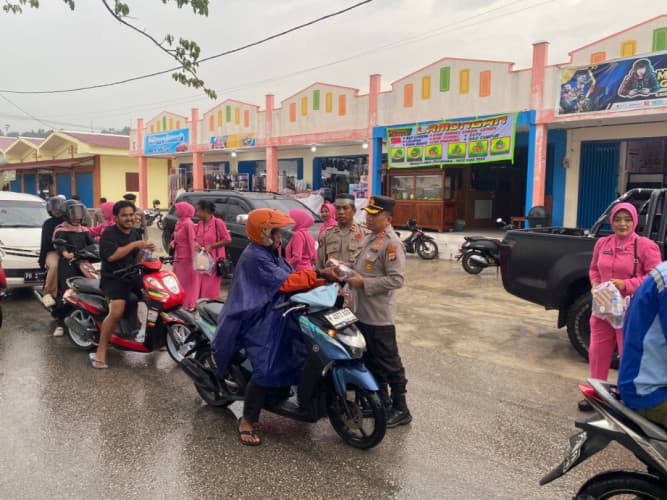 Sat Samapta Polres Fakfak Berbagi Takjil dalam Rangka HUT Korps Sabhara ke-74