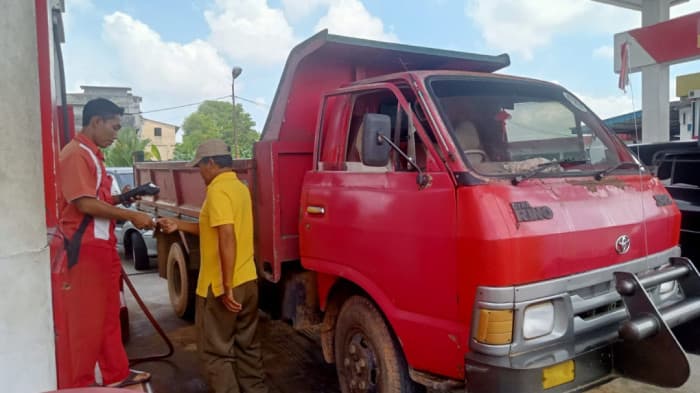 Antrean Kendaraan Pengisian Solar Mengular SPBU di Km.16 Bintan