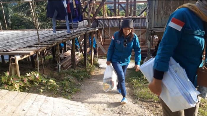 Imigrasi Entikong Gelae Pelayanan Dokumen PLB di Dusun Terujung Perbatasan RI-Malaysia.