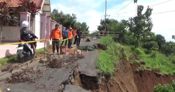 Longsor di Jatigade Mengancam Sekolah dan Rumah Warga