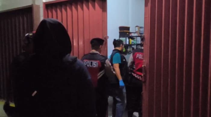Polisi Olah TKP Kasus Perampokan Disertai Pembunuhan di Palembang