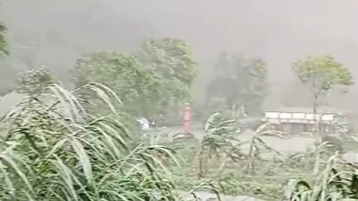 Dipicu Hujan, Merapi Keluarkan Guguran Awan Panas