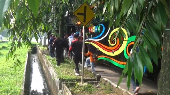 Diduga Supir Mengantuk usai Nonton Bola, Satu Minibus di Majalengka Terbalik