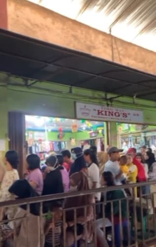 Lebaran Usai, Warga Di Bekasi Antri di Toko Emas jual Emas