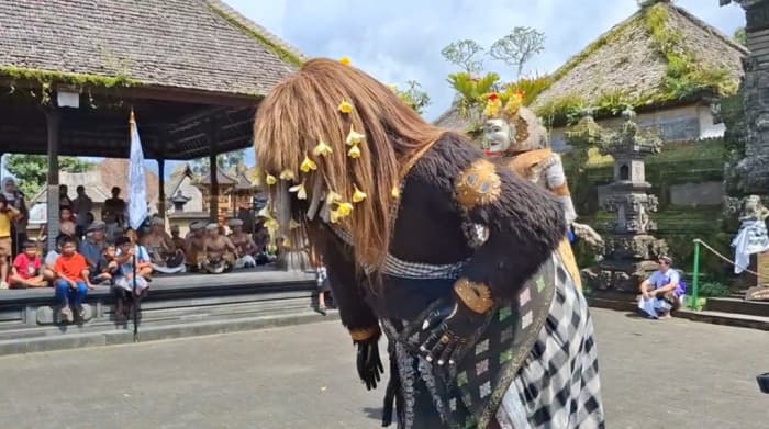 Imlek 2026: Pementasan Barong Landung Meriahkan Penglipuran