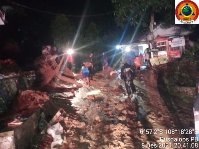 Banjir dan Tanah Longsor di Majalengka Tutup Akses Jalan  Hingga Ganggu Lahan Pertanian