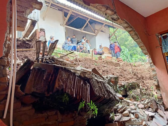 Satu Rumah Jebol dan Dua Lainnya Terancam TPT Ambruk