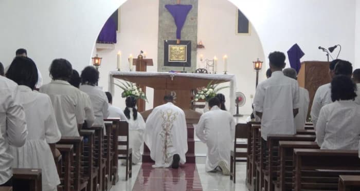 Ibadah Kamis Putih Umat Katolik di Lamongan, Pastor : Teladan Yesus Kristus Selalu Rendah Hati