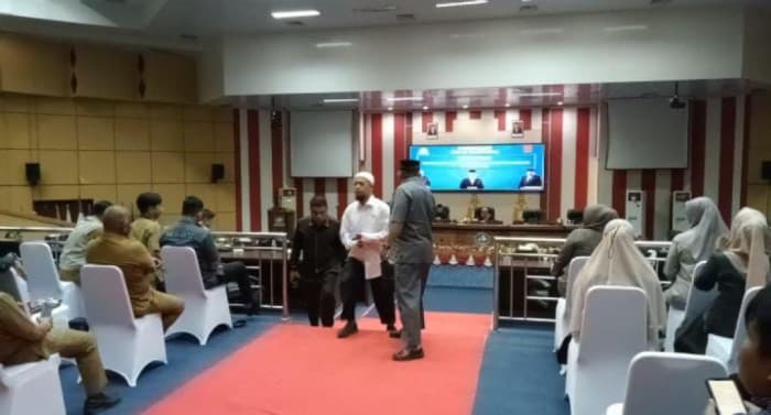 Ketua DPC PDI - P Bintan Sayangkan Aksi Walk Out Anggota DPRD