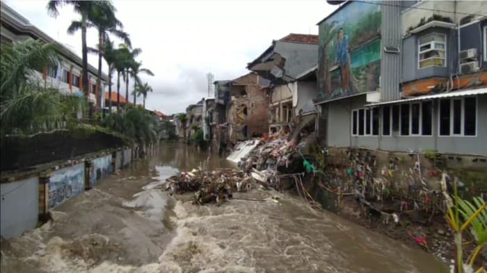 Ruko 3 Lantai Roboh Diterjang Banjir Bandang, Dua Korban Meninggal Dunia
