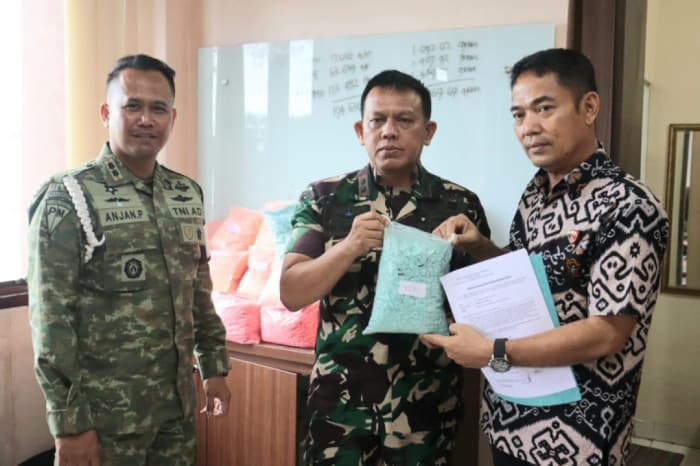 Dandim 0411/KM Serahkan 194.631 Butir Ekstasi Temuan Prajurit ke Polda Lampung