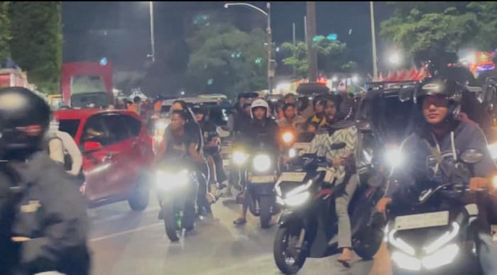 Pergantian Tahun 2026, Arus Kendaraan Padati Kawasan Simpang Lima Semarang