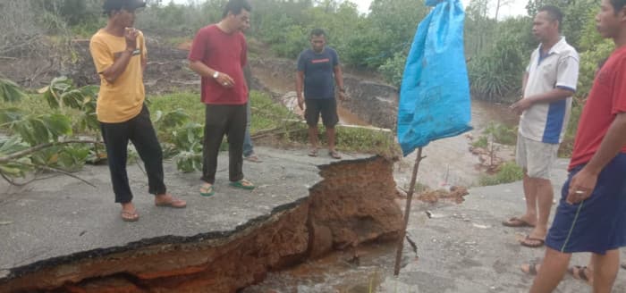 Jalan Alternatif di Pantai Timun Selat Belia Karimun Putus