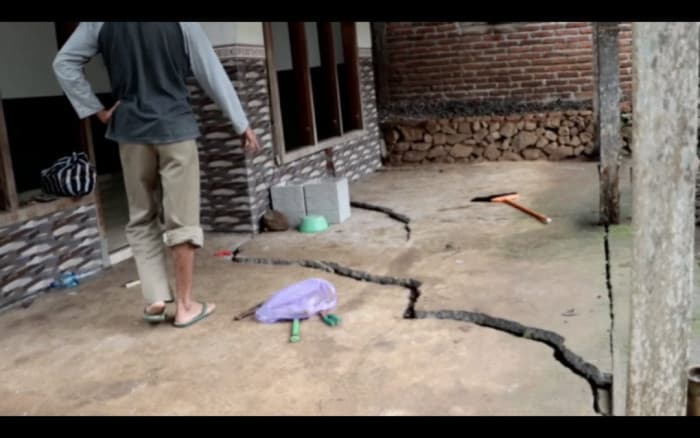 Tanah Retak di Ponorogo, Ratusan Warga Selamatkan Diri