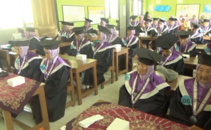 Jadi Percontohan, Sekolah Lansia Tangguh Ngudi Waras Lamongan Wisuda Siswinya
