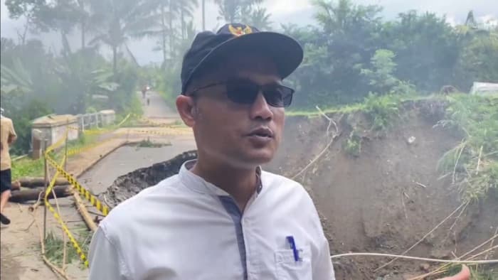 Jembatan Penghubung Desa Paten–Sewukan Ambrol Diterjang Banjir