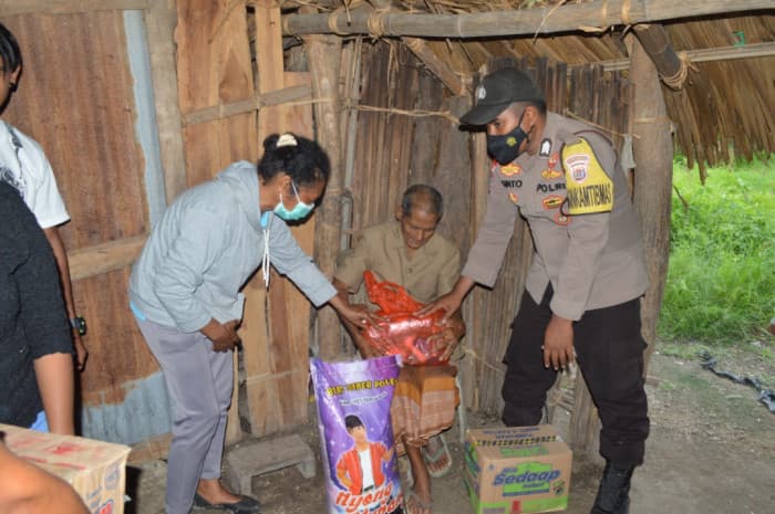 Bhabinkamtibmas di Rote Ndao Boyong Nakes, Bantu Pasutri Lansia Sakit